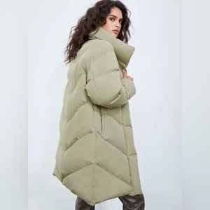 Aritzia the Cloud Puff Midi XXS